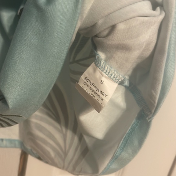 Women's floral print v neck top in teal and black size small NWOT - Picture 6 of 7